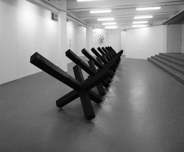 Assis sur l'obstacle, 2011 / Bois, encre et cirage / Le Parvis Centre d'art, Ibos Assis sur l'obstacle, 2011 / Bois, encre et cirage / Le Parvis Centre d'art, Ibos