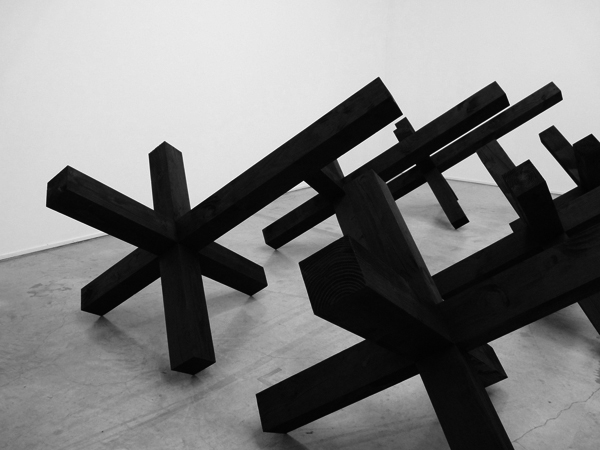 Assis sur l'obstacle, 2011 / Bois, encre et cirage / Palais de Tokyo - Module 1