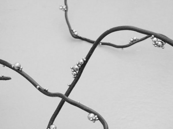 Astéroïdes (version 2), 2009 / Béton armé et aimants / Dimensions variables Astéroïdes (version 2), 2009 / Béton armé et aimants / Dimensions variables
