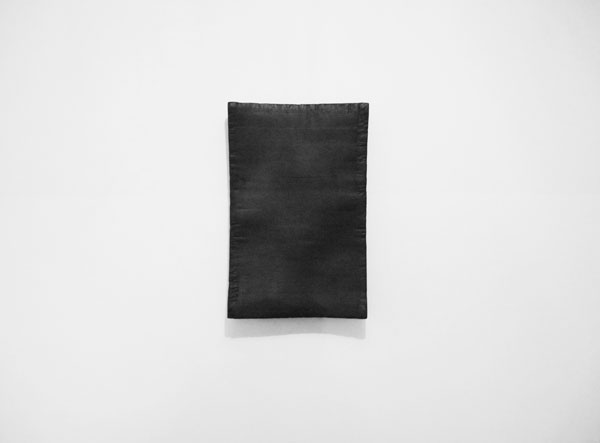 La mort dans l'âme, 2009-2014 / Billot de boucher, peinture noire et cire / Dimensions variables