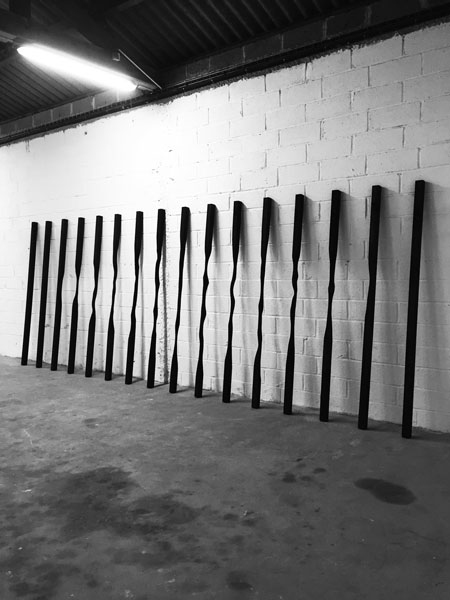 Sans titre, 2017 / Bois, peinture acrylique et cirage / Dimensions variables Sans titre, 2017 / Bois, peinture acrylique et cirage / Dimensions variables