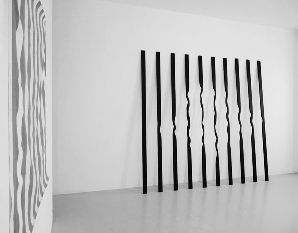 Sans titre (Verticales), 2012 / Bois, peinture acrylique et cirage Sans titre (Verticales), 2012 / Bois, peinture acrylique et cirage