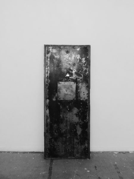 Mat, 2019 / Porte de prison (Saint-Paul, Lyon), miroir / 205 x 82 x 25 cm 