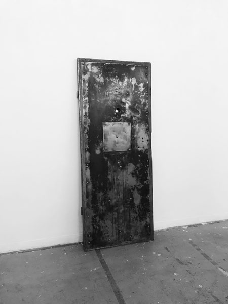 Mat, 2019 / Porte de prison (Saint-Paul, Lyon), miroir / 205 x 82 x 25 cm 