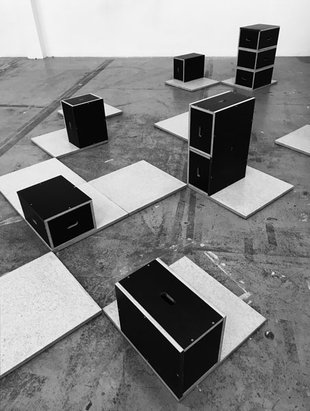 New order, 2014-2019 / Répliques du LC 14 02 en contreplaqué bakélisé. 15 éléments / Dimensions variables de l'installation New order, 2014-2019 / Répliques du LC 14 02 en contreplaqué bakélisé. 15 éléments / Dimensions variables de l'installation