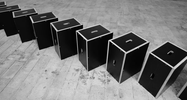 New order, 2014 / Répliques du LC 14 02 en contreplaqué bakélisé. 15 éléments / Dimensions variables de l'installation New order, 2014 / Répliques du LC 14 02 en contreplaqué bakélisé. 15 éléments / Dimensions variables de l'installation