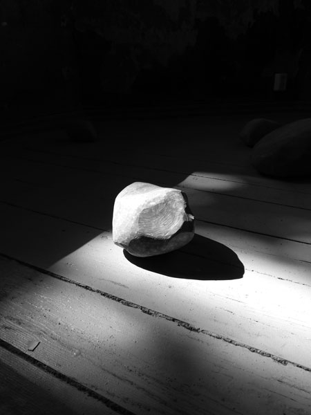 Kā akmens, 2016 / en collaboration avec Darta Sidere / Pierres taillées / Dimensions variables Kā akmens, 2016 / en collaboration avec Darta Sidere / Pierres taillées / Dimensions variables