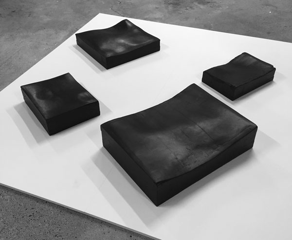 La Mort dans l'âme, 2018 / Billots de boucher, peinture et cirage / Dimensions variables La Mort dans l'âme, 2018 / Billots de boucher, peinture et cirage / Dimensions variables