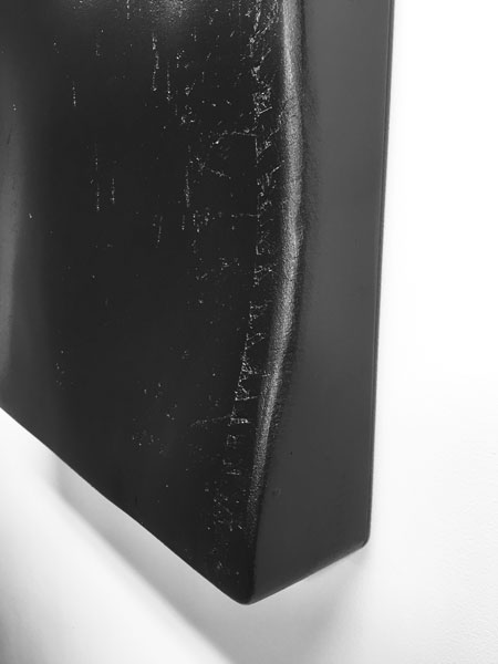 La mort dans l'âme, 2009-2014 / Billot de boucher, peinture noire et cire / 59,5 x 53,5 x 10 cm