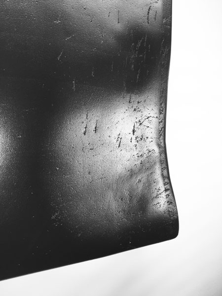 La mort dans l'âme, 2009-2014 / Billot de boucher, peinture noire et cire / 59,5 x 53,5 x 10 cm