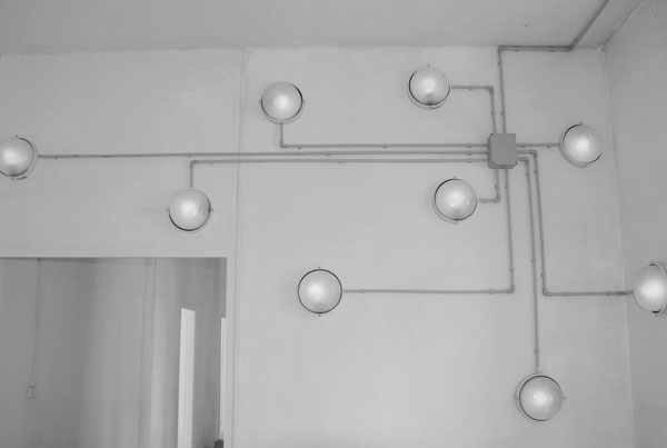 Phosphènes, 2007 / Appliques lumineuses, ampoules, tubes pvc et câblages électriques Phosphènes, 2007 / Appliques lumineuses, ampoules, tubes pvc et câblages électriques