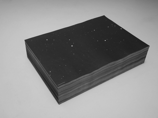 La pluie qui tombe, 2009-2011 / Stack d'affiches noir et blanc / 50 x 70 cm La pluie qui tombe, 2009-2011 / Stack d'affiches noir et blanc / 50 x 70 cm