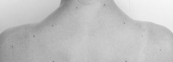 Beauty Shots (Rachel), 2007 / Tatouage (reproduction symétrique des grains de beauté) / Document : Photographie couleur / 40 x 120 cm Beauty Shots (Rachel), 2007 / Tatouage (reproduction symétrique des grains de beauté) / Document : Photographie couleur / 40 x 120 cm