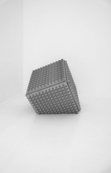 Comme un gant, 2012 / Mousse anéchoïque et dispositif sonore / env. 70 x 70 x 70 cm Comme un gant, 2012 / Mousse anéchoïque et dispositif sonore / env. 70 x 70 x 70 cm