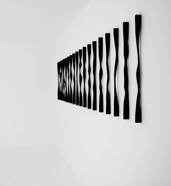 Sans titre (Verticales), 2012 / Bois, peinture acrylique et cirage / Dimensions variables