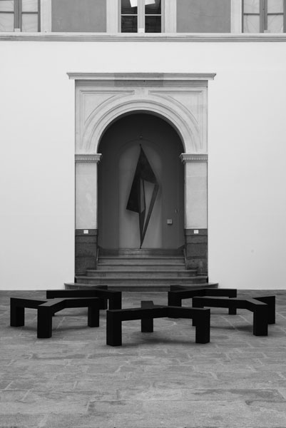 Sans titre (Fleury-Mérogis), 2012 / Douglas, encre, cirage / Env. 7 x 7 x 0,5 m