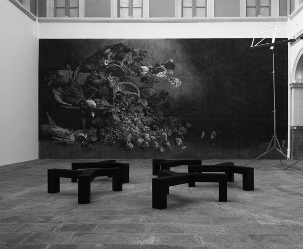Sans titre (Fleury-Mérogis), 2012 / Douglas, encre, cirage / Env. 7 x 7 x 0,5 m