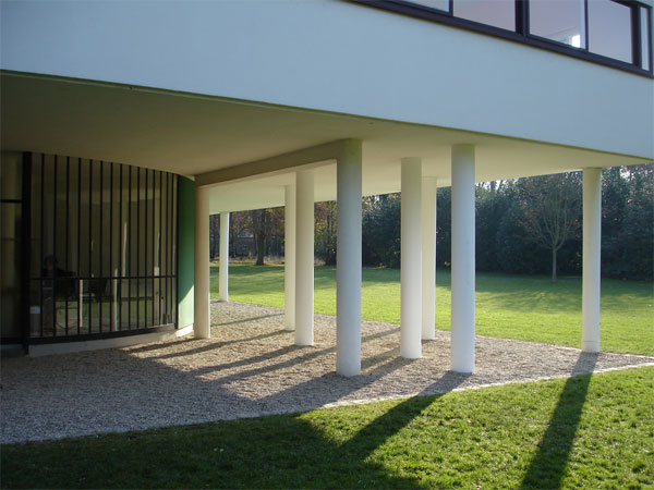 Plan libre, 2007 / Greffe architecturale (colonnes) / Tube de coffrage, étais et acrylique / Vue de l’exposition Proliférer, Villa Savoye Plan libre, 2007 / Greffe architecturale (colonnes) / Tube de coffrage, étais et acrylique / Vue de l’exposition Proliférer, Villa Savoye