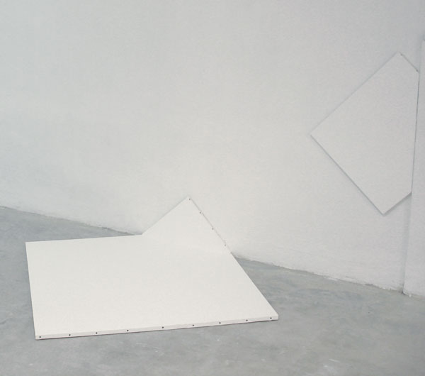 Shaped Canvas, 2007 / Menuiseries, toiles et acrylique / Vue de l’exposition Séries et Multiples, EEB, Antony Shaped Canvas, 2007 / Menuiseries, toiles et acrylique / Vue de l’exposition Séries et Multiples, EEB, Antony