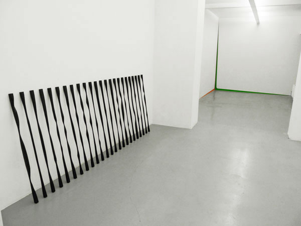 Sans titre, 2010 / Bois et peinture acrylique / 4,30 x 0,90 m Sans titre, 2010 / Bois et peinture acrylique / 4,30 x 0,90 m